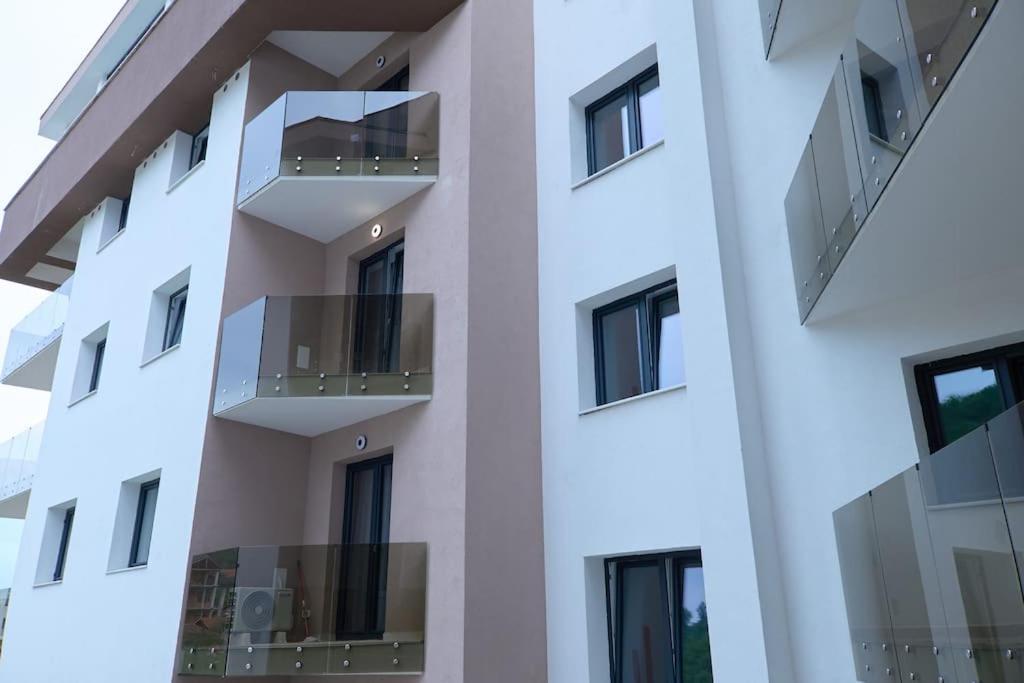 City Center Accommodation - 308 Решица Екстериор снимка