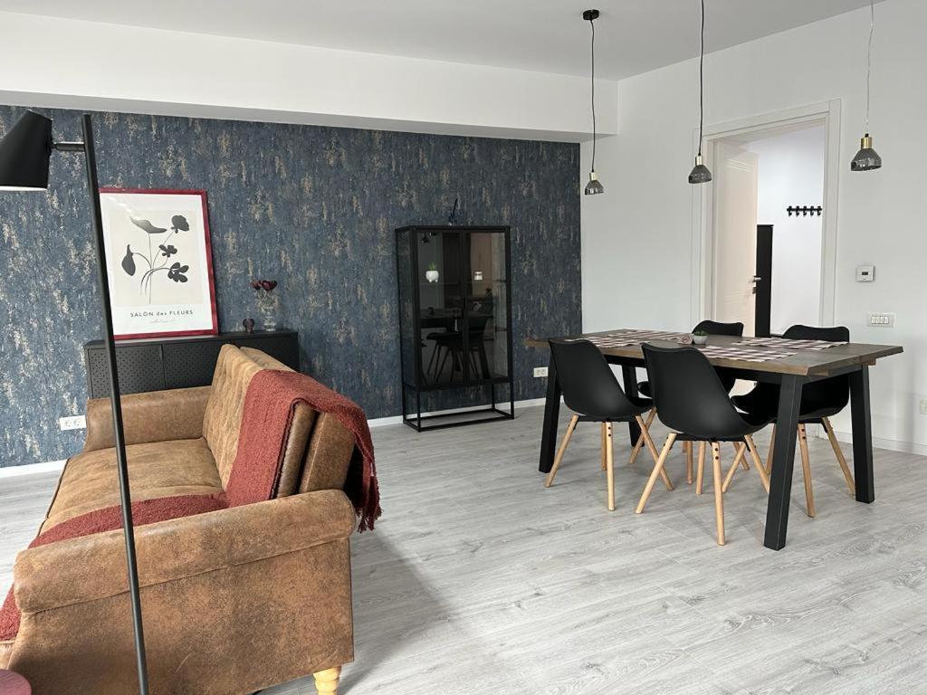 City Center Accommodation - 308 Решица Екстериор снимка