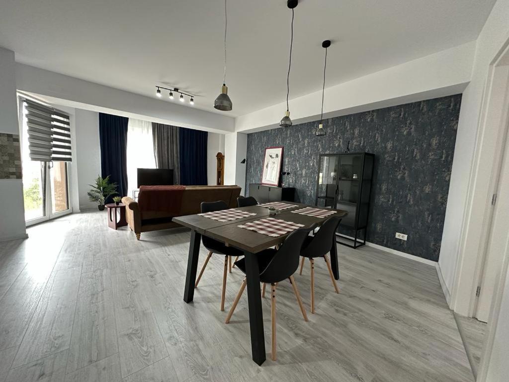 City Center Accommodation - 308 Решица Екстериор снимка