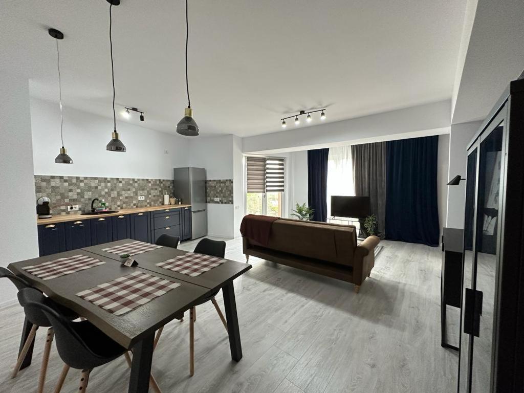 City Center Accommodation - 308 Решица Екстериор снимка