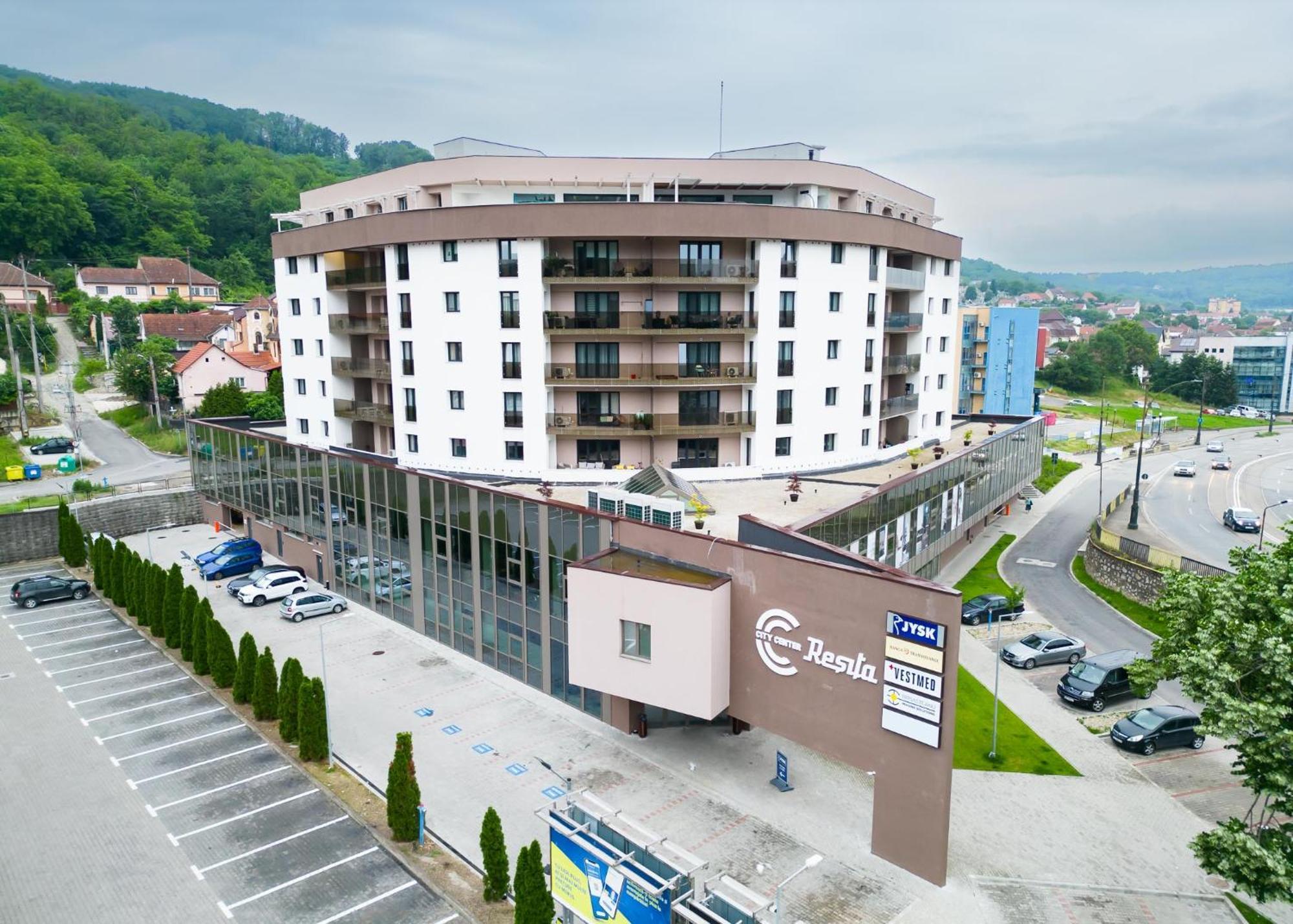 City Center Accommodation - 308 Решица Екстериор снимка